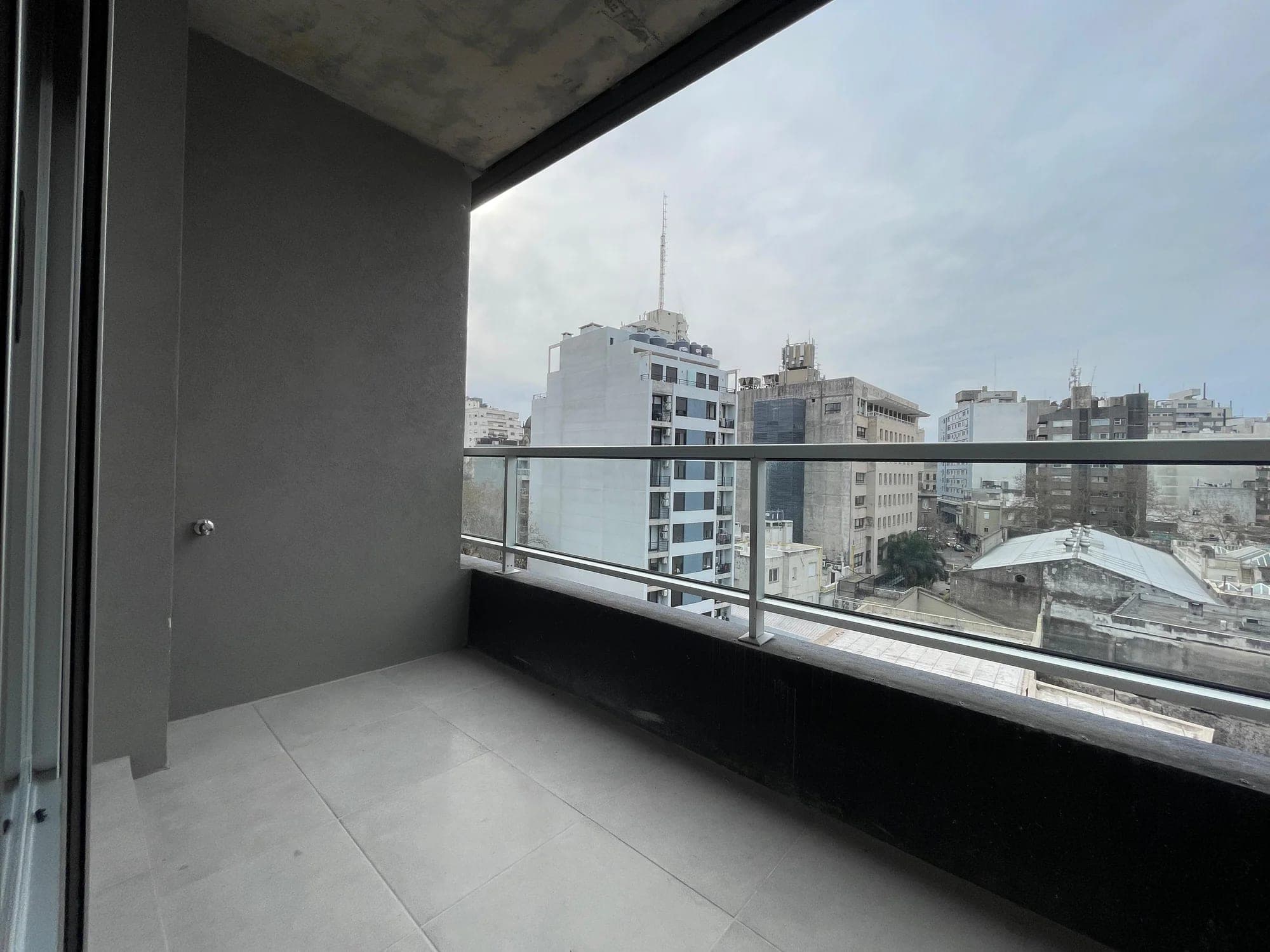Alquiler luminoso apartamento con blacón de un dormitorio | En piso alto con orientación Norte - Vista 9